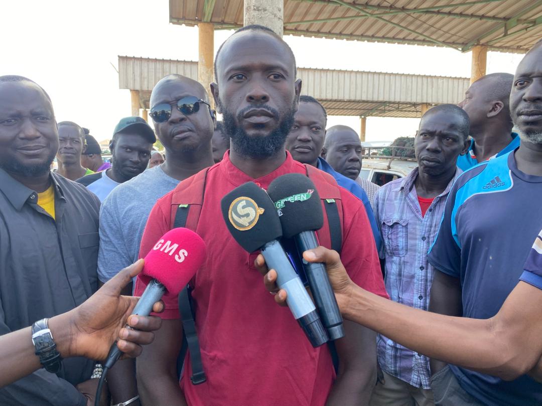des transporteurs face à la presse, disent être écartés de certaines décisions à la gare routière de Ziguinchor ce lundi 09 mars 2026