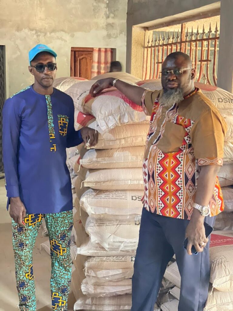 le maire Atab Badji distribue des denrées alimentaires à sa population