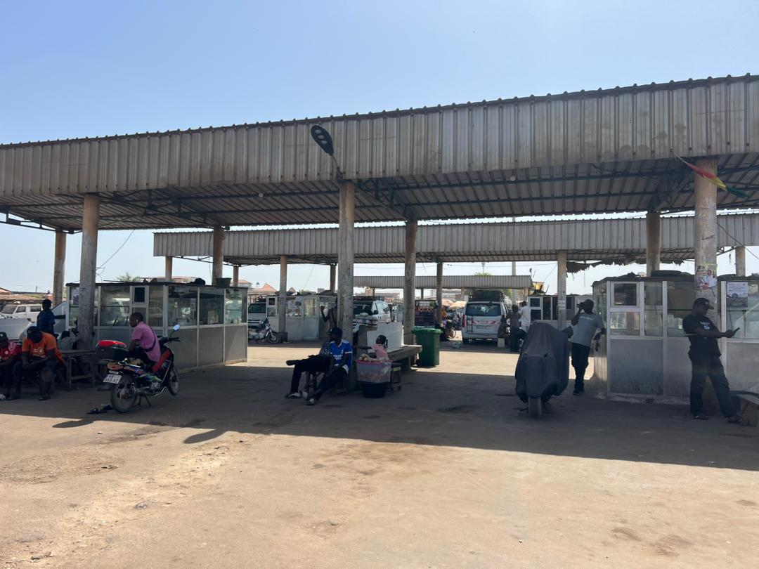 Les véhicules à l'arrêt à la gare routière de Ziguinchor