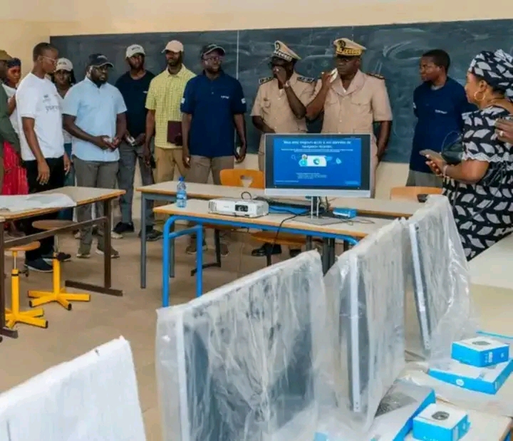 Le ministre de la communication Alioune Sall installe les kits satellitaires en Casamance pour résoudre le problèmes de connexion dans les zones rurales