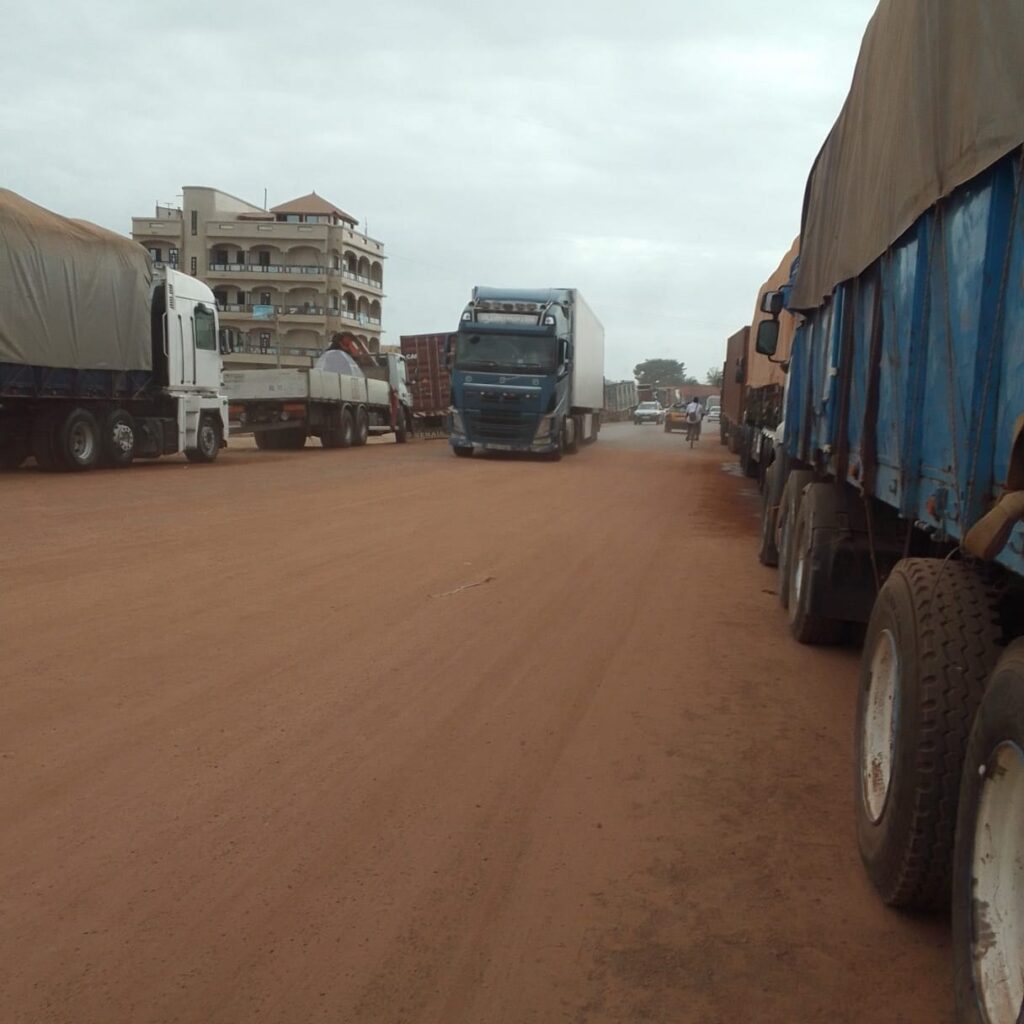 les camions en arrêt sur le Boulevard 54 à Ziguinchor, quartier Santhiaba. Photo, Amidou DJO-OURO La Voix du Sud