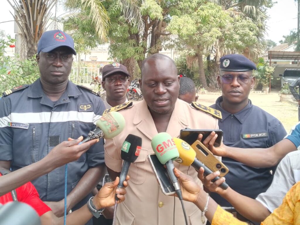 Le préfet de Ziguinchor Latyr Ndiaye face à la presse sur la mesure d'interdiction de baignade dans le fleuve Casamance le 10 juin 2026